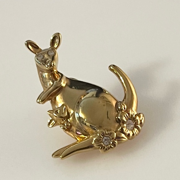 Avon Gold Tone Kangaroo and Joey Jewelry Pin Tie Tack Brooch With Rhinestones - Picture 3 of 9